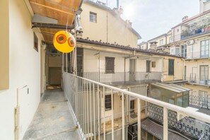 Property grounds - GuestHost - Elegant and modern apartment ideal to accomodate up to 6 guests is located in the heart of the city, 4 minutes walk from the Turin Porta Nuova train station, airport buses and metro. All major tourist attractions can be easily reached on foot (Torino)