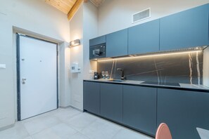 Fridge, stovetop, toaster - GuestHost - Elegant and modern apartment ideal to accomodate up to 6 guests is located in the heart of the city, 4 minutes walk from the Turin Porta Nuova train station, airport buses and metro. All major tourist attractions can be easily reached on foot (Torino)