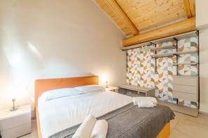 2 bedrooms, iron/ironing board, WiFi, bed sheets - GuestHost - Elegant and modern apartment ideal to accomodate up to 6 guests is located in the heart of the city, 4 minutes walk from the Turin Porta Nuova train station, airport buses and metro. All major tourist attractions can be easily reached on foot (Torino)