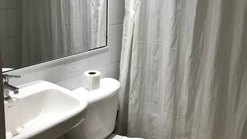Sèche-cheveux, serviettes fournies, savon, papier toilette