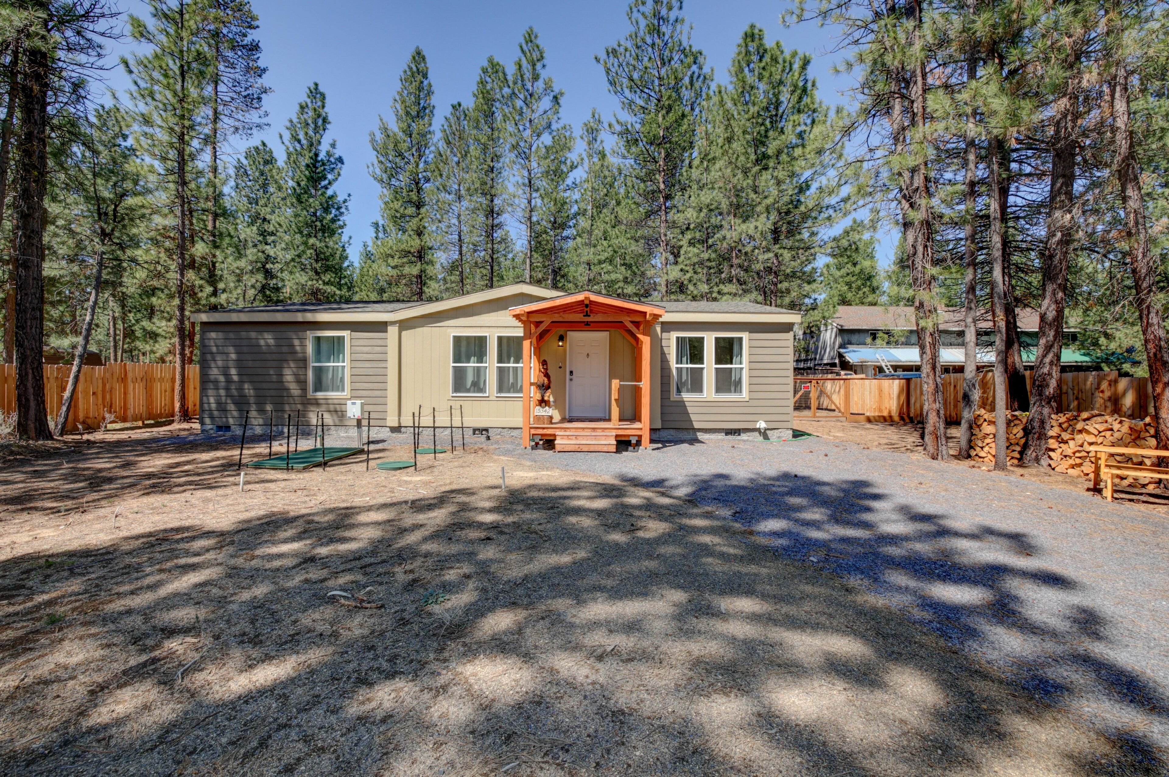 Cozy Cottage nestled in the pines with hot tub and fire pit.