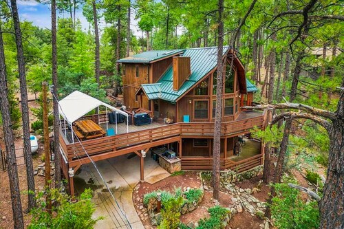Furnished Deck + Forest Views: Pine Retreat!
