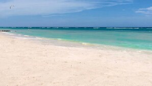 A beach with clear turquoise water and a sandy shore. - Modern Apartment Montego Bay in Jamaica (Montego Bay)