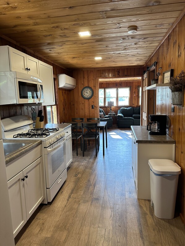 Kylskåp, mikrovågsugn, brödrost och grytor/köksredskap