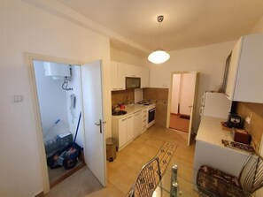 Frigorífico, horno, placa de cocina y lavavajillas