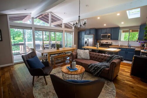 Lakeside Cabin w/ Hot Tub & Resort Features!