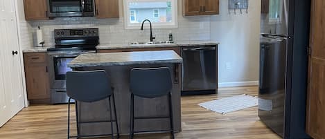 Réfrigérateur, four à micro-ondes, un four, surface de cuisson
