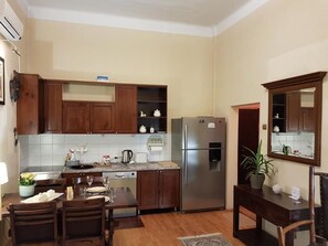 Fridge, oven, stovetop, dishwasher - Classic Style Apartment
 (Beograd)
