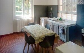 Kühlschrank, Mikrowelle, Herdplatte, Geschirrspüler