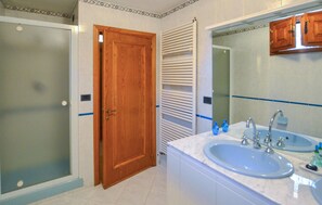 Shower, hair dryer - 3 bedroom pet friendly home in Arezzo (Arezzo)