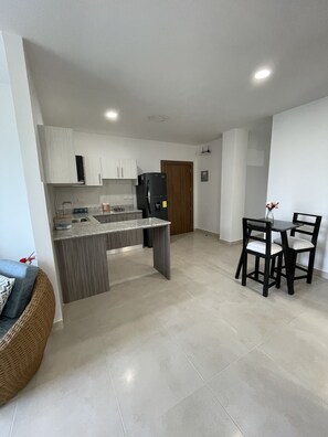 大型冰箱、微波爐、鍋具/餐盤/廚房用品