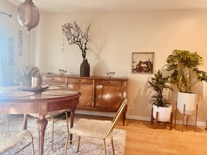 Dining - Larchmont Village/Hancock Park furnished sublet (Los Angeles)