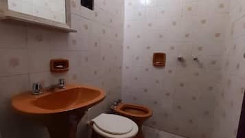 Shower, rainfall showerhead, free toiletries, towels