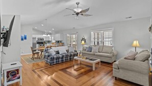 Living area - 5min to Attractions, Shops & Beach and Yard Games (Oak Island)