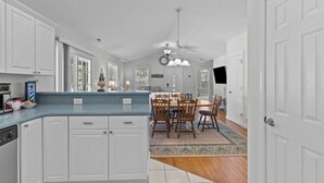 Interior - 5min to Attractions, Shops & Beach and Yard Games (Oak Island)