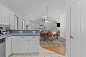 Interior - 5min to Attractions, Shops & Beach and Yard Games (Oak Island)