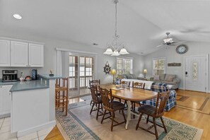 Dining - 5min to Attractions, Shops & Beach and Yard Games (Oak Island)