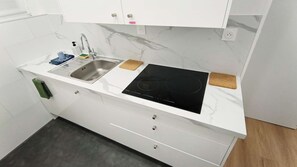 Réfrigérateur, micro-ondes, plaque de cuisson, lave-vaisselle