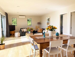 Dining - Two Waters Beach House - 5 minutes walk to Ligar Bay Beach (Ligar Bay)