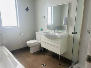 Dutxa, assecador de cabells, tovalloles i sabó