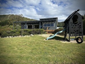 Children’s area - Two Waters Beach House - 5 minutes walk to Ligar Bay Beach (Ligar Bay)