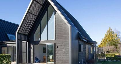 Relax on Rimu modern two bedroom apartment with mountain views and AIR CON