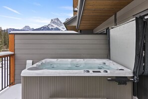 Outdoor spa tub - Tamarack Steamside Deluxe Chalet - Private Hot Tub (Canmore)