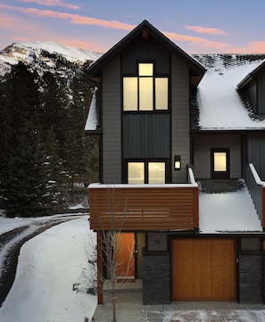 Exterior - Tamarack Steamside Deluxe Chalet - Private Hot Tub (Canmore)