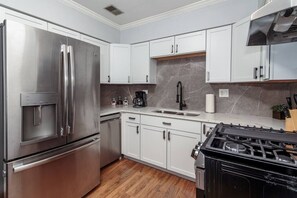 Fridge, microwave, oven, stovetop - 2 MTM Fully Furnished Rental in Old Town 2f&2r (Chicago)
