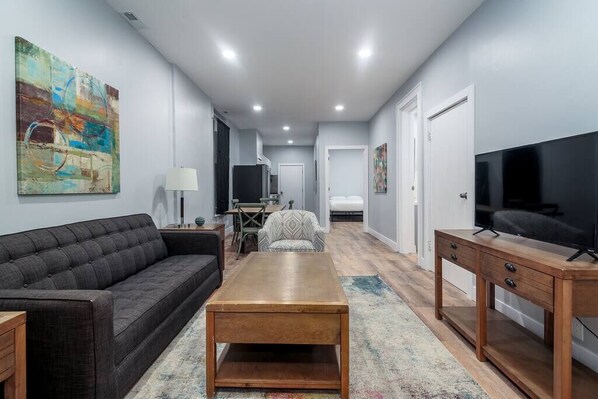 TV - 2 MTM Fully Furnished Rental in Old Town 2f&2r (Chicago)