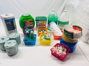 Fridge, microwave, oven, stovetop - 2 MTM Fully Furnished Rental in Old Town 2f&2r (Chicago)