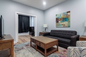 TV - 2 MTM Fully Furnished Rental in Old Town 2f&2r (Chicago)