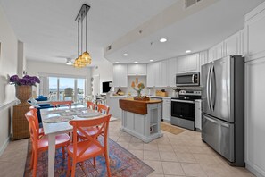 Fridge, microwave, oven, stovetop - Sea Serenity - the best views in the coastal Carolinas @ Old Towne Yacht Club (Beaufort)