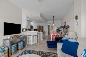 Smart TV, books - Sea Serenity - the best views in the coastal Carolinas @ Old Towne Yacht Club (Beaufort)