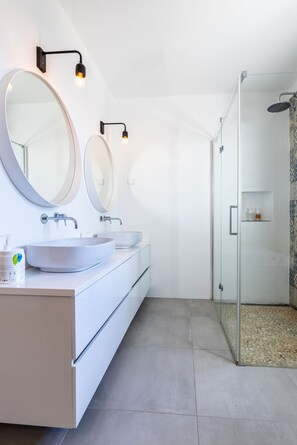 Shower, hair dryer, towels