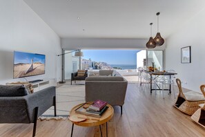 Smart TV y chimenea 