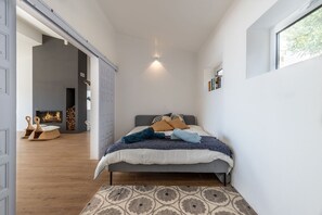 2 bedrooms, in-room safe, iron/ironing board, free WiFi