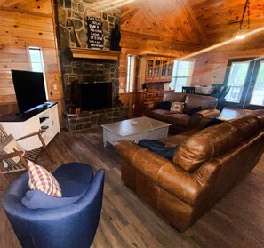 Smart TV, fireplace - Almost Heaven - Unplug & Unwind at this Serene Classic Cabin in Hochatown (Broken Bow)