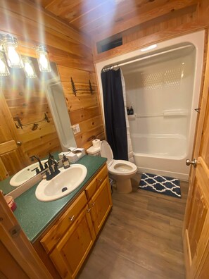 Towels, soap, shampoo, toilet paper - Almost Heaven - Unplug & Unwind at this Serene Classic Cabin in Hochatown (Broken Bow)