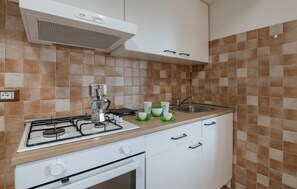 Refrigerador, placa de cocina, utensilios de cocina