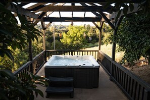 Outdoor spa tub - Family Mountain Home! Hot Tub, Gameroom, Privacy. Dogs free! Wedding venues.  (Fallbrook)