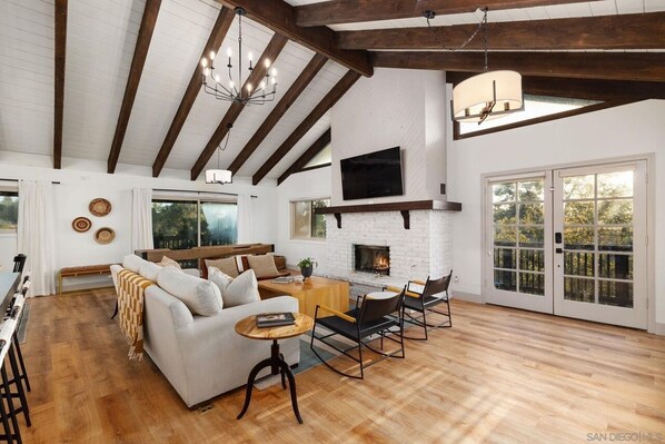 Smart TV, fireplace, table football, ping pong - Family Mountain Home! Hot Tub, Gameroom, Privacy. Dogs free! Wedding venues.  (Fallbrook)