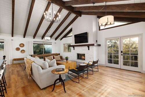 Family Mountain Home! Hot Tub, Gameroom, Privacy. Dogs free! Wedding venues. 