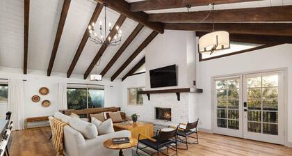 Family Mountain Home! Hot Tub, Gameroom, Privacy. Dogs free! Wedding venues.