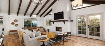 Family Mountain Home! Hot Tub, Gameroom, Privacy. Dogs free! Wedding venues.