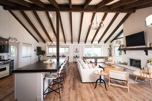 Smart TV, fireplace, table football, ping pong - Family Mountain Home! Hot Tub, Gameroom, Privacy. Dogs free! Wedding venues.  (Fallbrook)