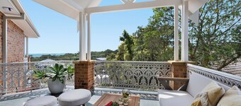 Horizon-Grand, spacious, luxury designer home. Water views. 2 minutes to beach