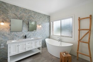 Shower, hair dryer, towels, soap - Horizon-Grand, spacious, luxury designer home. Water views. 2 minutes to beach (Vincentia)