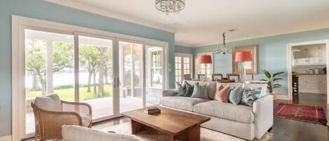 暖炉、ステレオ