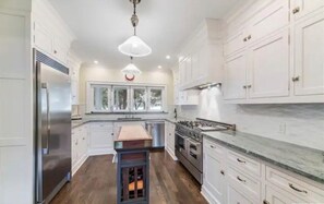 Geladeira, talheres/pratos/utensílios de cozinha